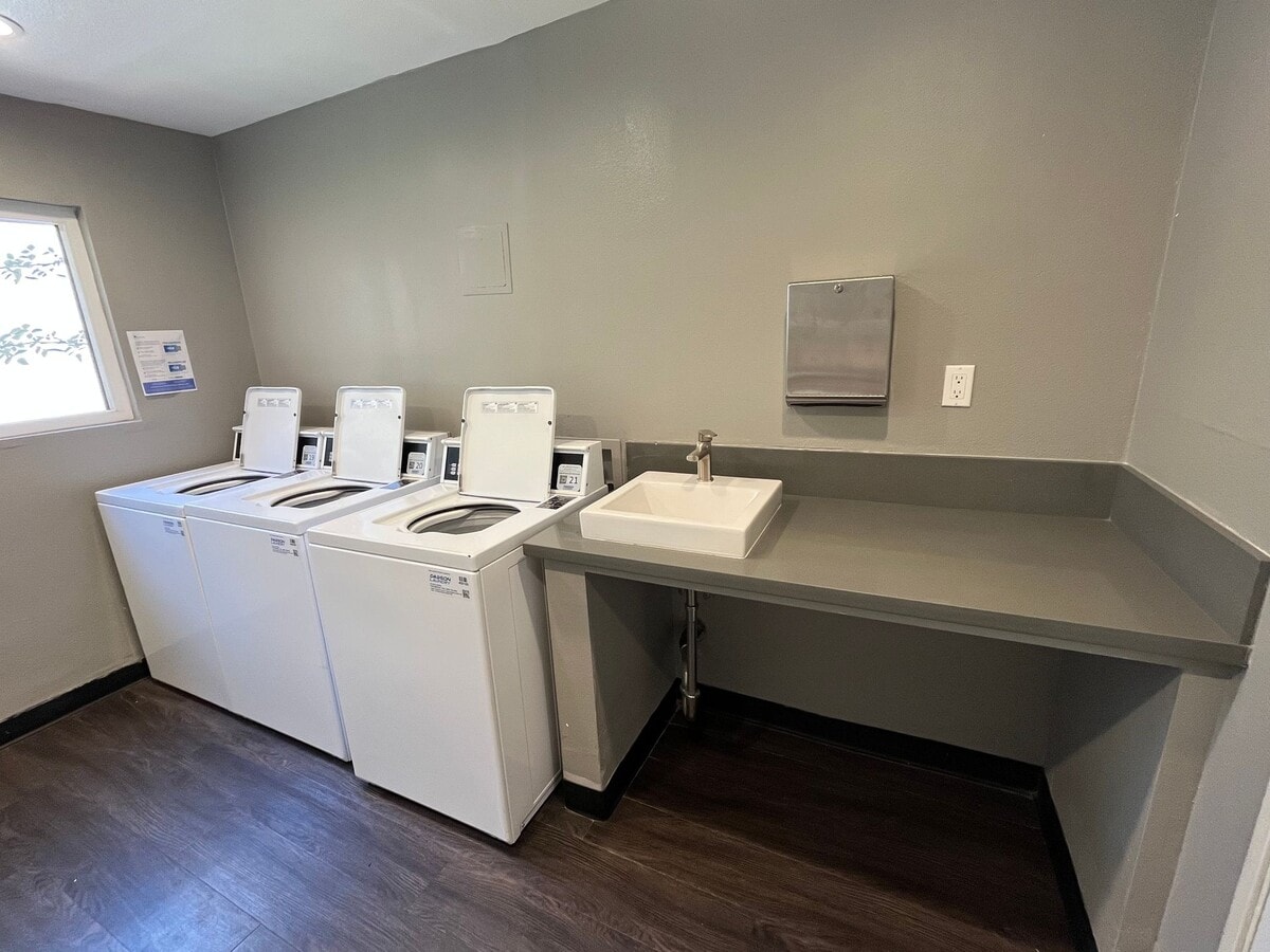 Photo - 5405 Lindley Avenue