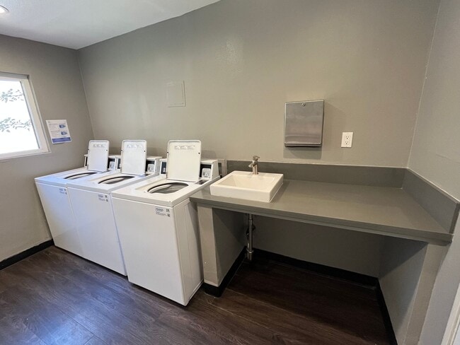 Photo - 5405 Lindley Avenue