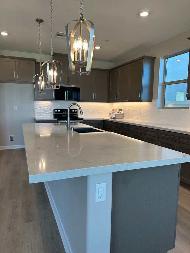 Photo - 2055 Woolem Pl