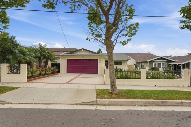 Building Photo - Spacious 4-Bed 4-Bath Home, Gated Yard & Entertainer’s Patio in Prime Torrance