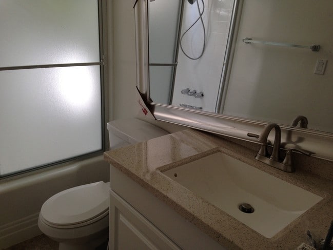 complete shower/tub - 425 Doheny S Dr Unit 7