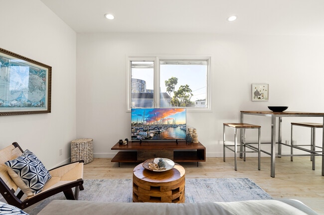 Photo - 831 Dickson St