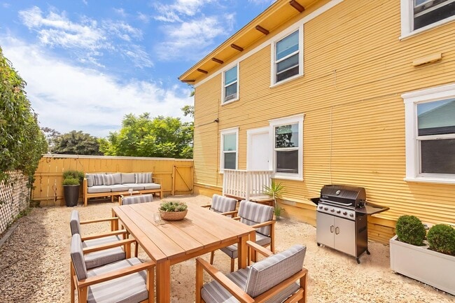 Charming 1 Bed/1 Bath w/ Large Fenced Yard... - Charming 1 Bed/1 Bath w/ Large Fenced Yard... Apartment Unit 2216