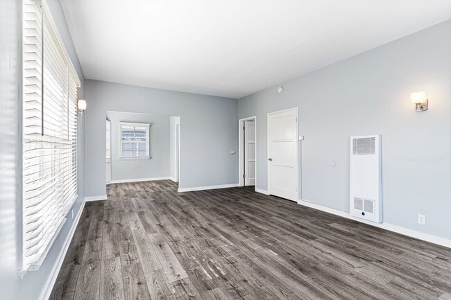 Photo - 2010 Pine Ave Unit 05