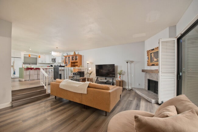 Photo - 5711 Owensmouth Ave