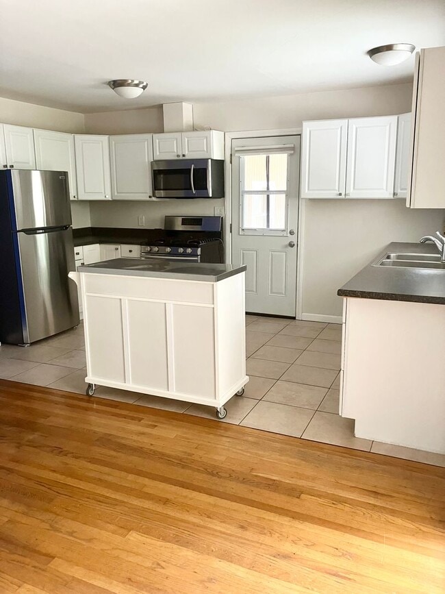 Photo - Stylish 3 Bedroom in College Area