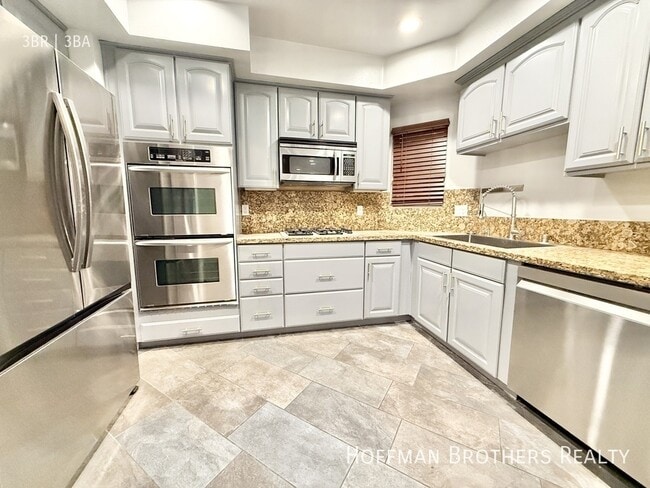 Building Photo - 1135 Rexford Dr