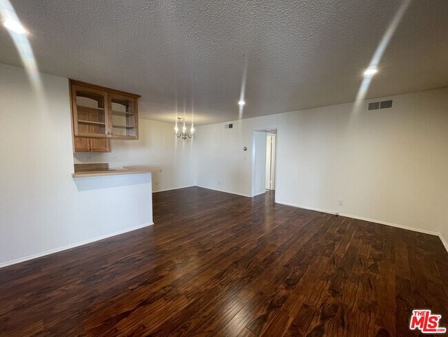 Photo - 5330 Zelzah Ave Unit 4