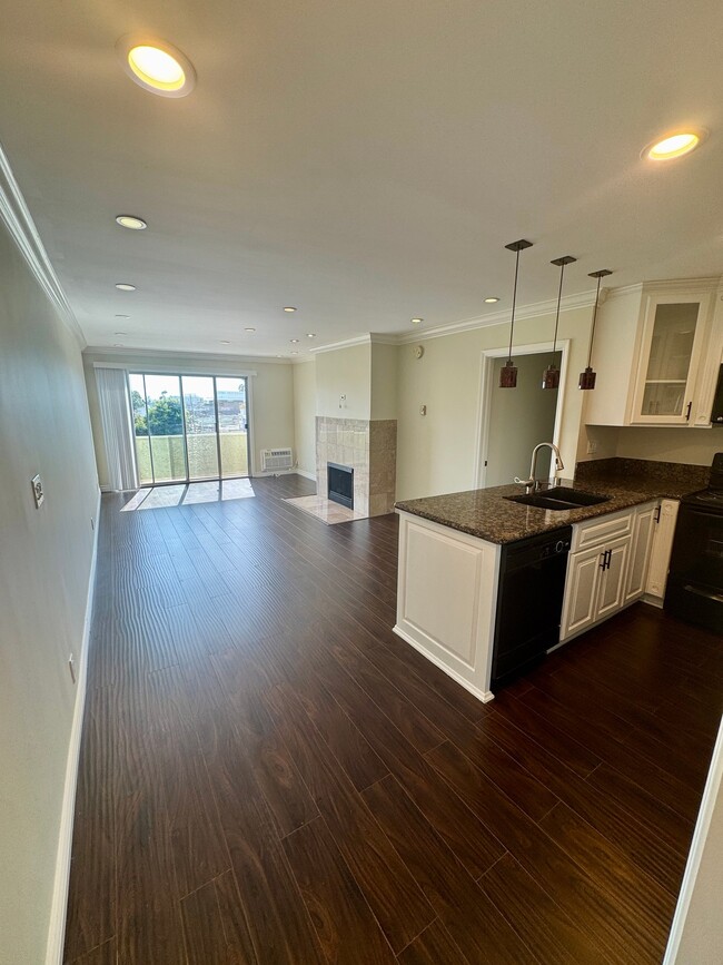 Building Photo - 2414 S Barrington Ave Unit 302
