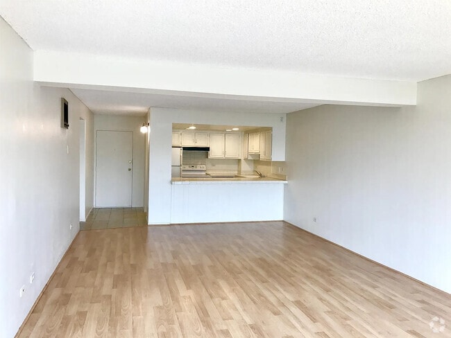 Building Photo - 4944 Cass St Rental