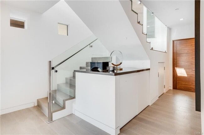 Photo - 810 Esplanade