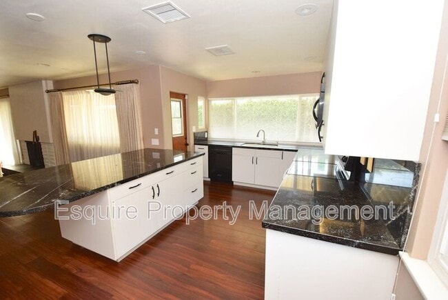 Photo - 1335 Lawrence Way