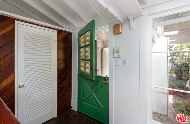 Photo - 14842 Morrison St