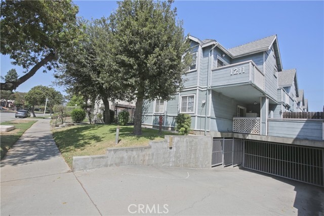 Building Photo - 1211 Huntington Dr Unit H