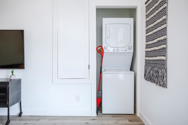 Washer Dryer In Unit - 331 N Alexandria Ave Unit 331.25