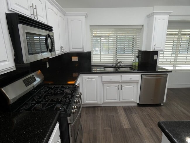 Photo - Gorgeous 4 bedroom & 3 bathroom house