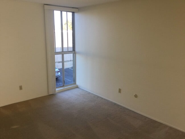 bedroom - Centre Towers Apartments