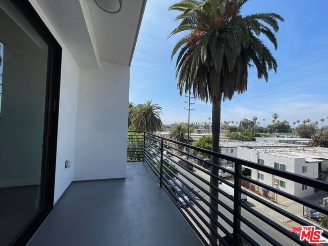 Building Photo - 14612 Calvert St Unit 401