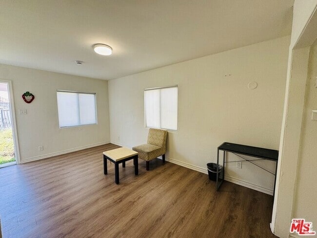 Building Photo - 640 W 81st St Rental