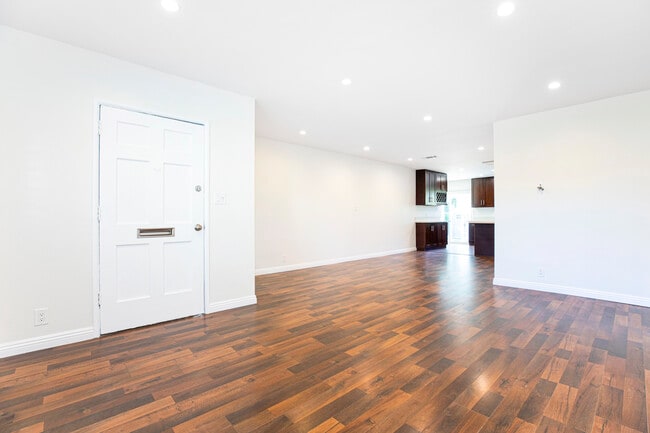 Photo - 17425 Emelita St