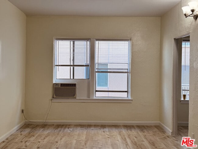 Building Photo - 920 S Hobart Blvd Unit 409