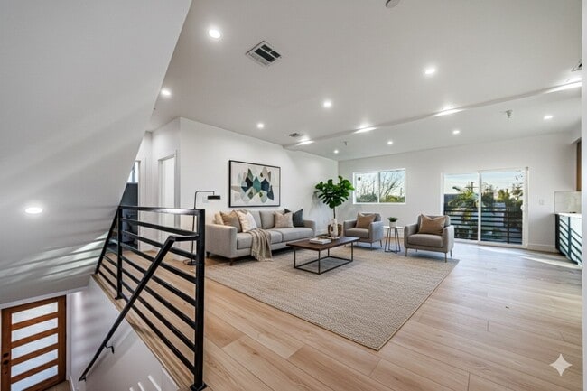 Photo - 1656 S Hayworth Ave Unit 1656