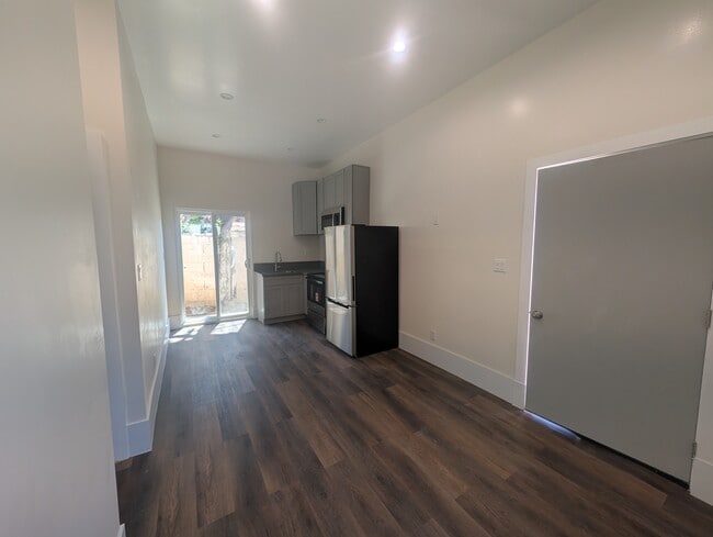 Building Photo - 1114 N Stone St Unit 1112