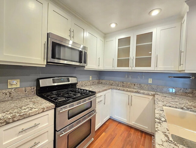 Photo - "Charming 2-Bed, 2-Bath Gem in Tarzana - Cozy 830 Sq Ft Retreat!"