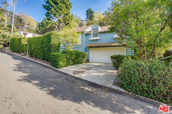 Photo - 3246 Benda St