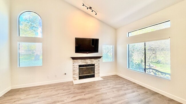Photo - Beautifully Updated & Remodeled Townhome o...