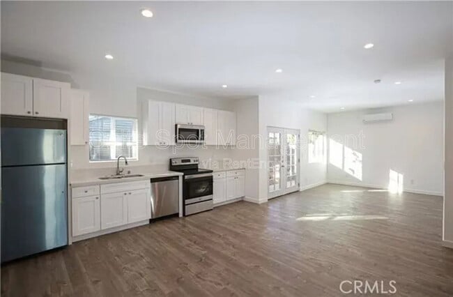 Building Photo - 456 N Batavia St Unit 458