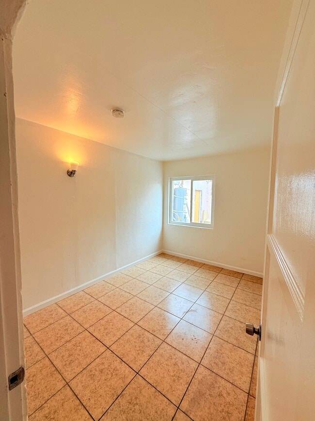 Photo - 663 Cadman St
