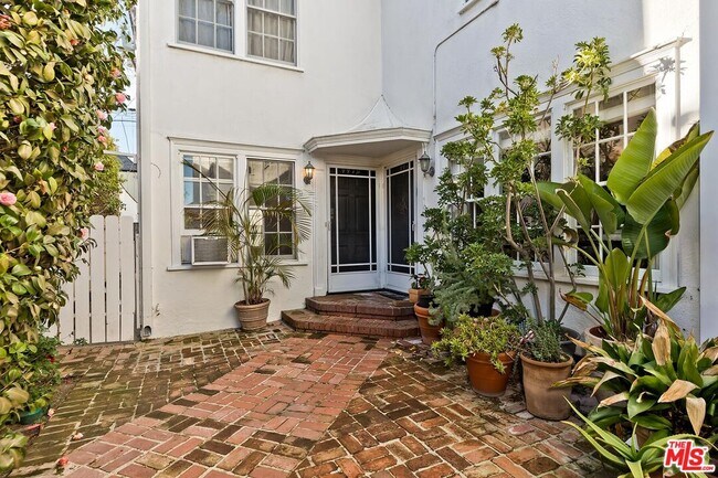 Photo - 441 1/2 S Palm Dr