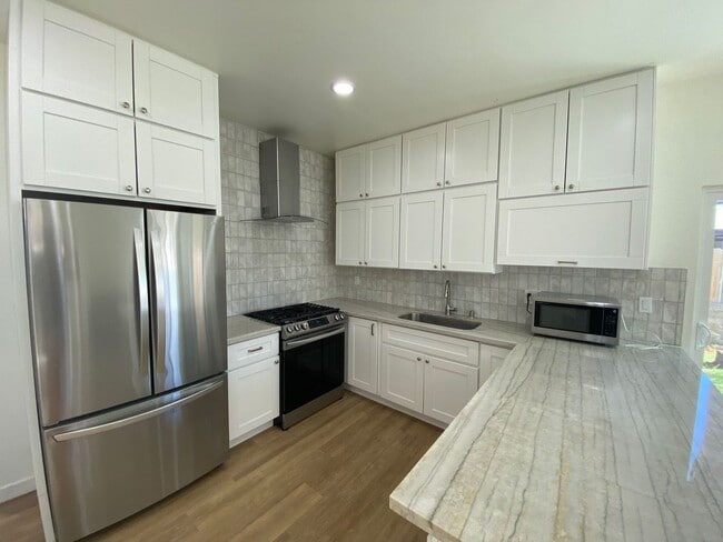 Building Photo - Newer Build! 4BD/2BA on 63rd