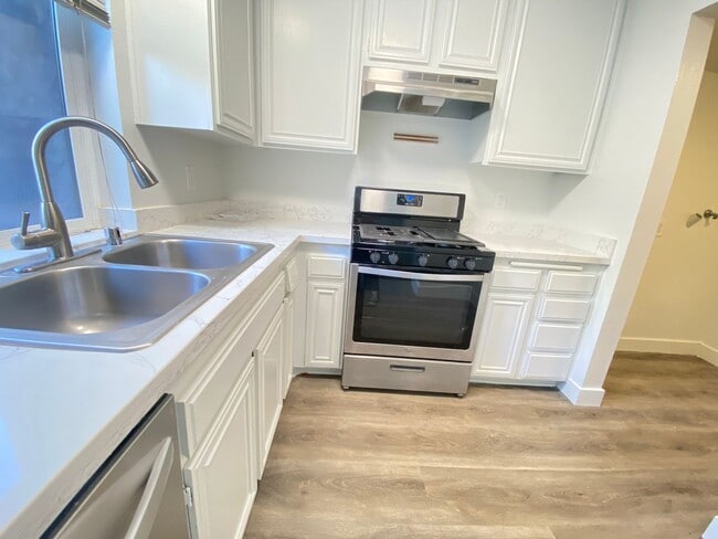 Building Photo - Beautiful 2 bed 2.5 Bath, Newport Beach Rental