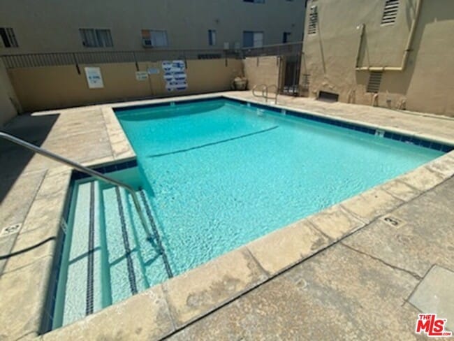 Building Photo - 7925 Vineland Ave Unit 26