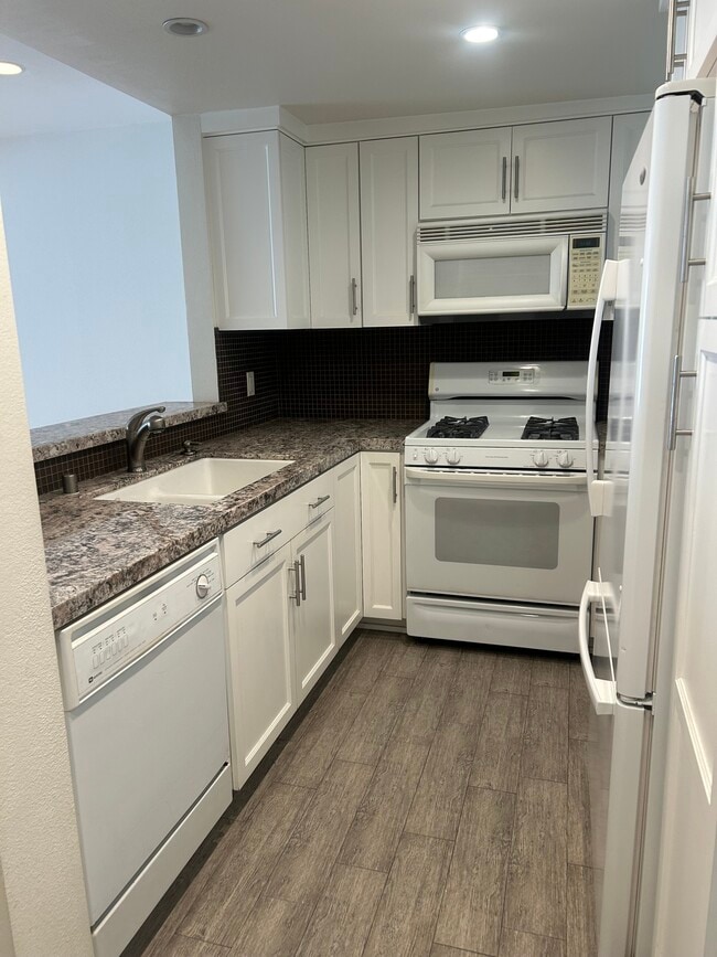 Kitchen - 21650 Burbank Blvd Unit 315
