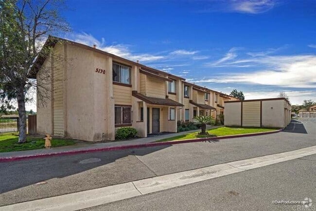 Building Photo - Back gate close 2 bedroom 1.5 bath condo w...