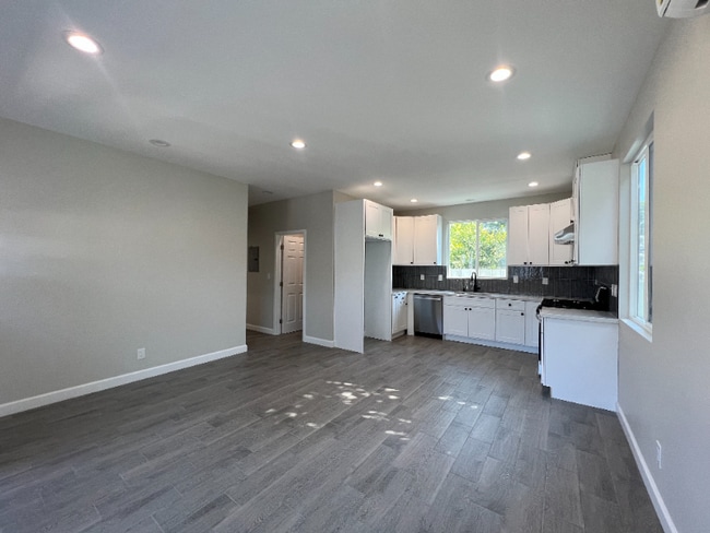 Building Photo - 924 W Chestnut Ave Rental