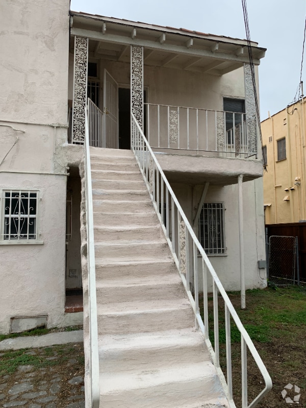 Building Photo - 824 1/2 S Curson Ave Rental
