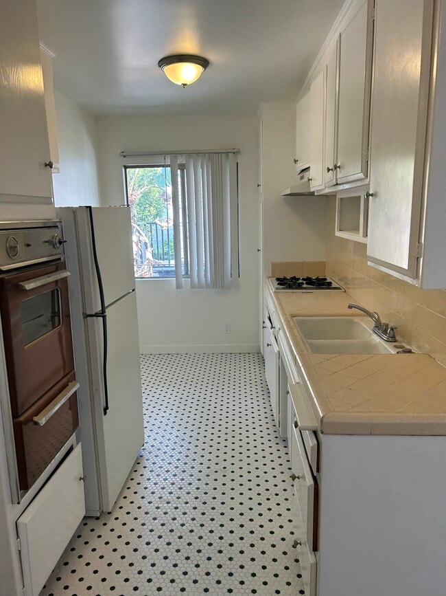 Kitchen - 123 S St Andrews Pl Unit 1