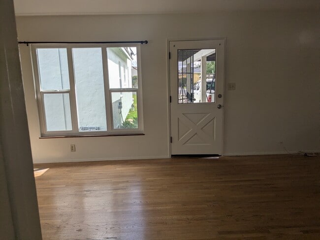 Comfortable living space with new windows - 565 N Valencia pl.