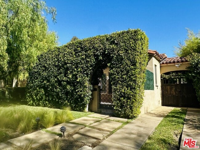 Building Photo - 2012 Manning Ave