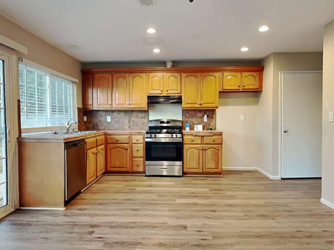 Building Photo - 784 E Turmont St