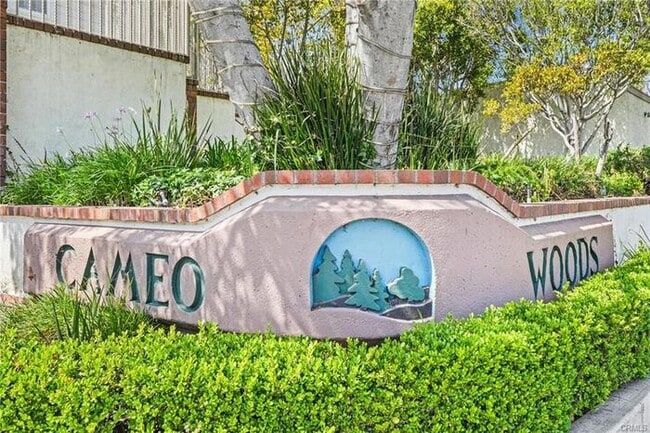 Building Photo - Cameo Woods beauty Unit 4