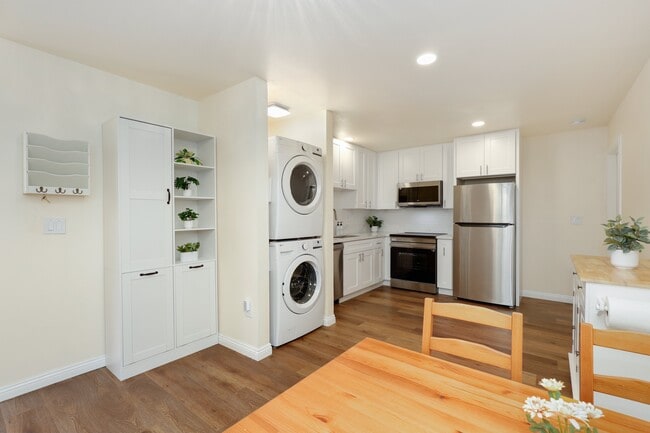 Building Photo - 3722 Ben St Unit 2