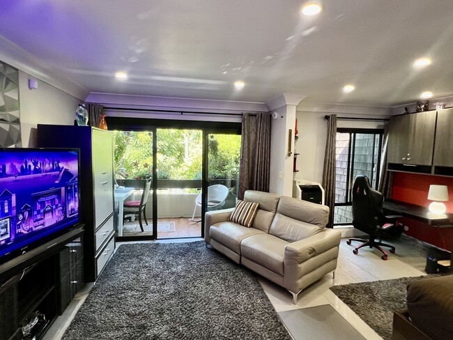 Photo - 950 N Kings Rd Unit Updated Gorgeous Condo