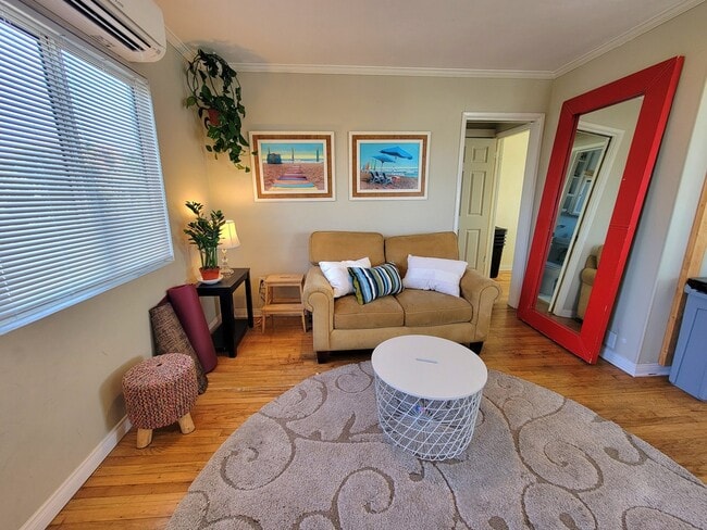 Photo - 4749 Niagara Ave