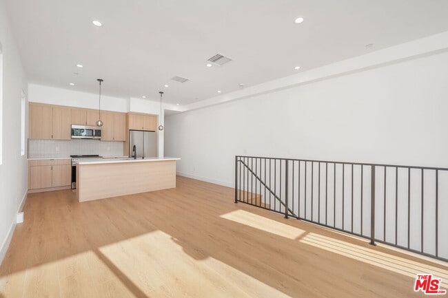 Photo - 5246 Auckland Ave