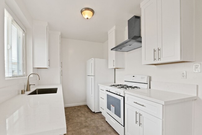 Photo - Courtyard building on Ocean Park